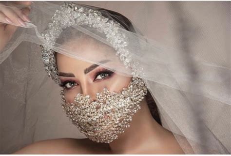 هل هي حامل بطفلها الأول؟ لماذا تعوي الذئاب الرمادية في الليل وعند اكتمال القمر؟ كمامة العروس مجوهرات أنيقة من تصميم عامر عطا - أنا سلوى ...