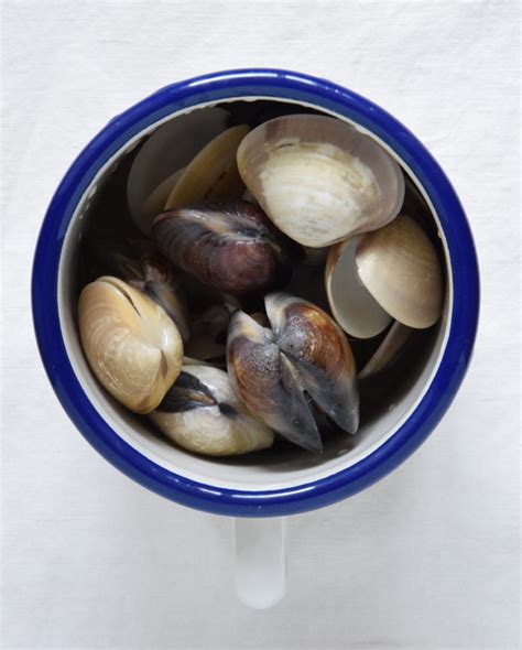 In seguito aggiungetela passata di pomodoro, il sale e il pepe. Trenette alle vongole con sugo di pomodoro e patate ...