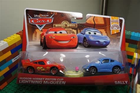Disney Pixar Cars Lightning Mcqueen And Sally Wheel Well Motel Diecast