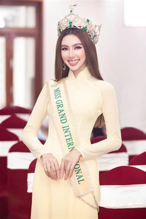 Hoa Hậu Nguyễn Thúc Thùy Tiên Tặng Trang Phục Thi Miss Grand 2021 Cho