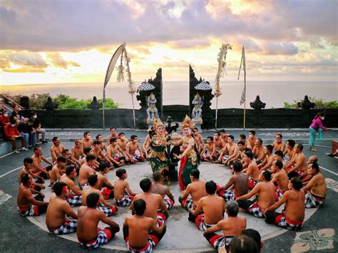 Indahnya Pertunjukan Tari Kecak Di Pura Uluwatu Bali Yang Tak