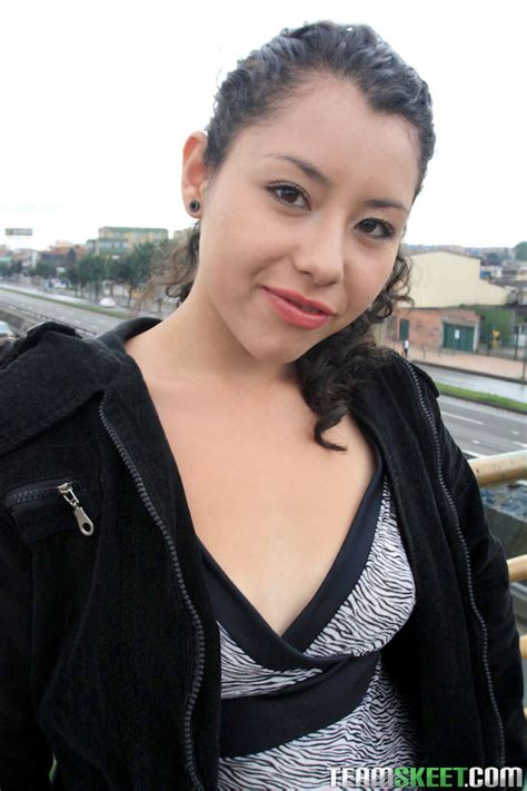 Une Adorable Jeune Latina Se Fait Déshabiller Et Baiser Dans Son Corps