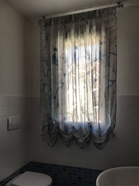 Come arredare con le tende la casa idee e consigli viaggi da tende della finestra di fiori di papavero rosso scuro soggiorno bagno decor camera da letto per bambini idee di trattamento di finestra tende. Tende per finestre del bagno: i modelli più pratici e ...