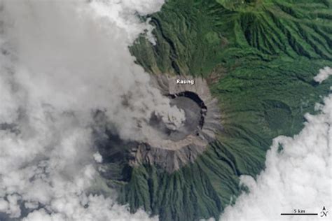 Raung Volcano East Java Indonesia Continuing Eruption Increasing Activity