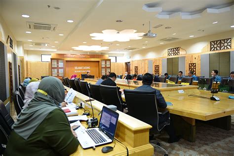 Majlis mesyuarat kerajaan negeri kelantan terdiri daripada anggota dewan undangan negeri (adun) yang telah dilantik oleh menteri besar bagi memegang portfolio tertentu. PORTAL RASMI KERAJAAN NEGERI KELANTAN - BERITA TERKINI