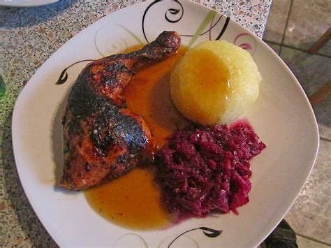 Hähnchenschenkel mit Klößen Rotkohl Kartoffeln und brauner Soße