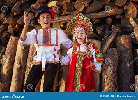 Duas Crianças Russas Na Fantasia Popular Russa Garoto E Garota Dançando Juntos E Emocionalmente
