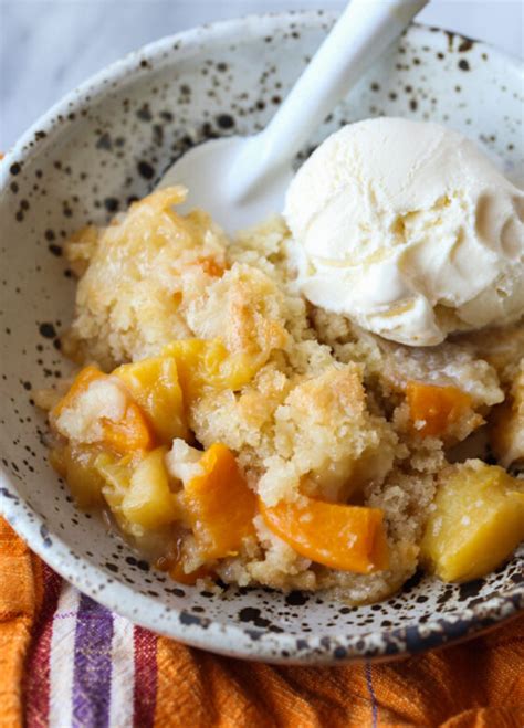 Original recipe is also included! Easy Peach Cobbler Recipe | cookies and cups | Bloglovin'