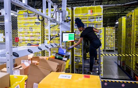 Amazon Warehouse Workers In Alabama Push To Unionize Here And Now