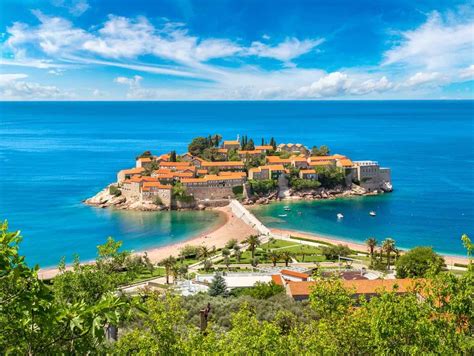 It has a coast on the adriatic sea to if we had to describe the european country of montenegro with only two words, those words are. Montenegro Turu