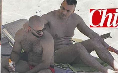 Guai per il fidanzato di rocco casalino, che sarebbe stato segnalato all'antiriciclaggio per un'operazione sospetta: Rocco Casalino, relax al mare con il suo Marco - Gossip ...