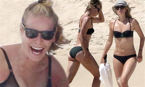 maria sharapova dons black bikinis on holiday in mexico with chelsea handler daily mail online