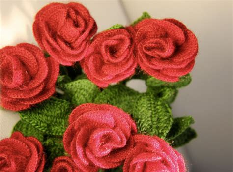 Knit a flower is a quick and easy diy project. The Knitting Needle and the Damage Done: Say It With ...