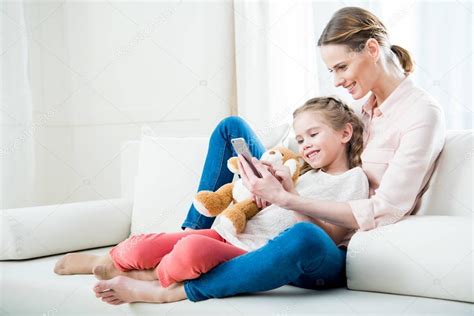 Madre E Hija Usando Smartphone 2023