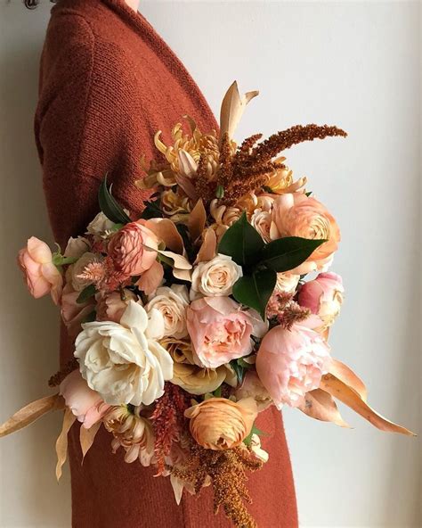 The most common orange ranunculus material is fabric. 21 Stunning Peach Ranunculus | Green wedding bouquet ...