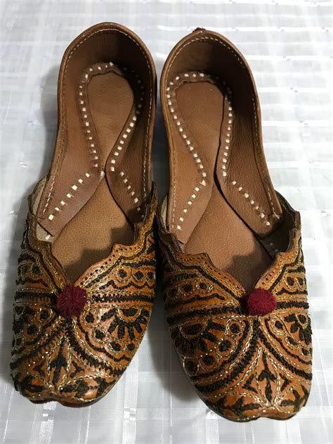 Womens Traditional Indian Punjabi Jutti Shoes In Mustard W Embroidery