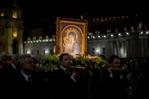 PHOTOS: Rosary procession in St. Peter’s Square honors the Blessed