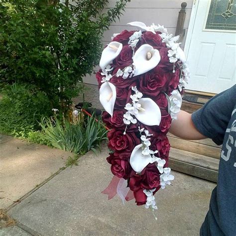 15 peony bouquet ideas for every wedding style. Brida wedding bouquet burgundy roses and white calla ...