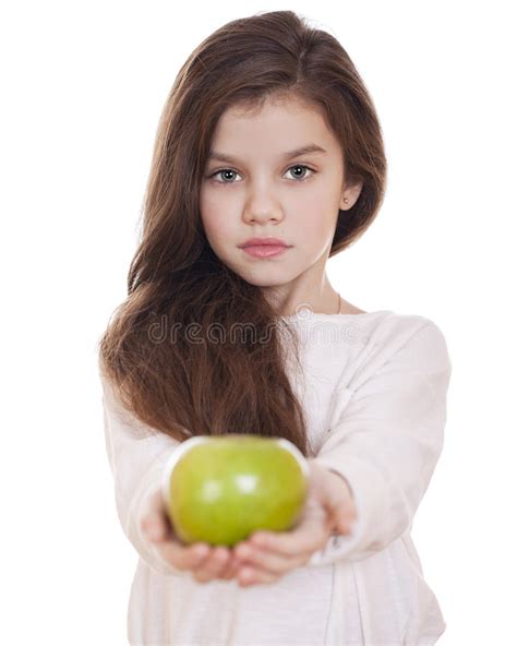 Portrait D Une Belle Petite Fille Tenant Une Pomme Verte Image Stock