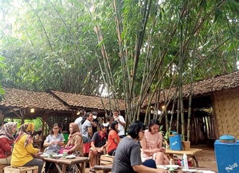 Di kota bandung, anda bisa menikmati aneka masakan tradisional di saung dengan suasana pedesaan dan pemandangan alam yang indah lho. 5 Warung Makan dengan Suasana Kampung yang Ada di Tangerang