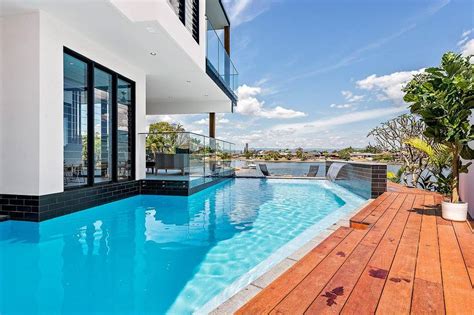 Najlepšie ceny nájdete na trivago.sk. Casa moderna de dos pisos con piscina, disfruta de un interior único y muy espacioso así como de ...