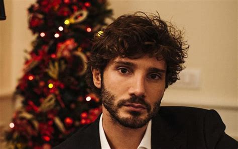 Il poliedrico artista è stato anche un inviato dell'isola dei famosi nel 2018. Stefano De Martino finisce in ospedale e spiega il motivo