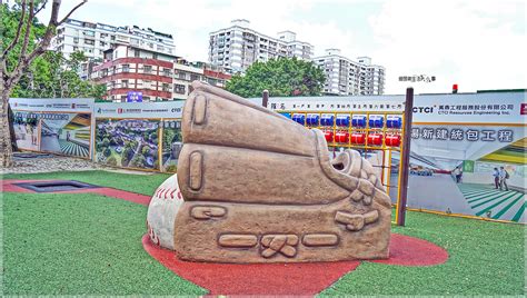 新北市立新莊棒球場（英語：new taipei xinzhuang baseball stadium），又稱新莊體育場棒球場，位於台灣新北市新莊區新北市新莊體育園區內，簡稱新莊棒球場，於1997年落成，是新北市最重要的棒球場。 【新北景點】新莊棒球主題共融式公園／新莊捷運站～散步、野餐、遊玩、看棒球賽，賞美麗的景觀湖，通通 ...