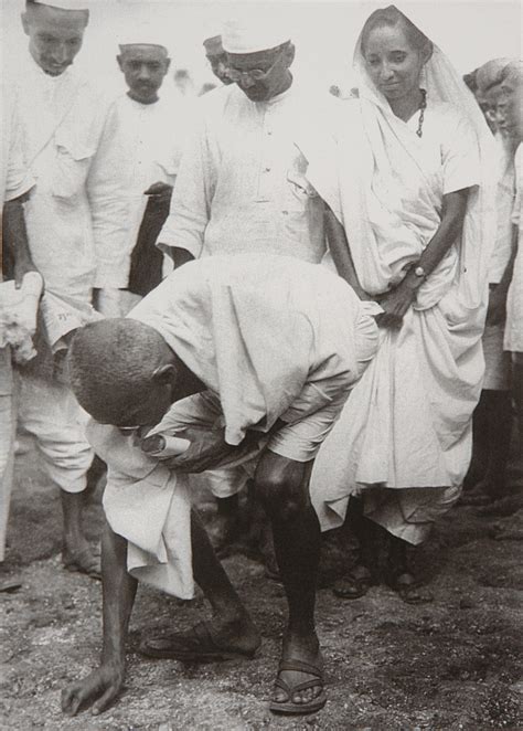 File Gandhi At Dandi 5 April 1930 Wikimedia Commons