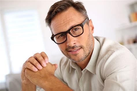 هل النظارات الطبية تحسن النظر