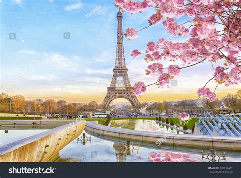 Eiffeltoren In De Lentemorgen In Parijs Stockfoto Shutterstock