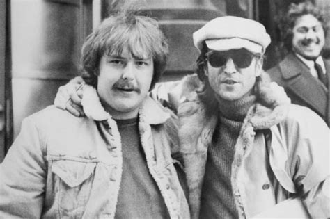 John lennon hat millionen menschen für frieden begeistert und sie einander näher gebracht. SwashVillage | John Lennons Tod Eine Chronik der Ereignisse