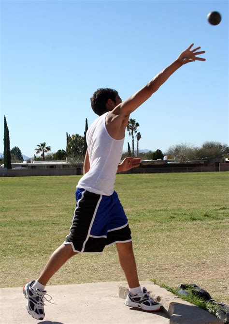 Nov 16, 2018 · the men's shot weighs 7.26 kg and the women's shot, an olympic event since 1948, weighs 4 kg. How to Improve Your Technique and Get Better at Shot Put