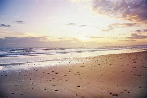 Position Espagnole De Coucher Du Soleil De Plage De Stupéfaction Image