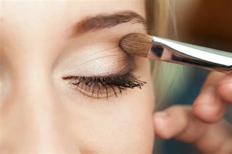 7 Steps To Apply Eye Makeup For Natural Look