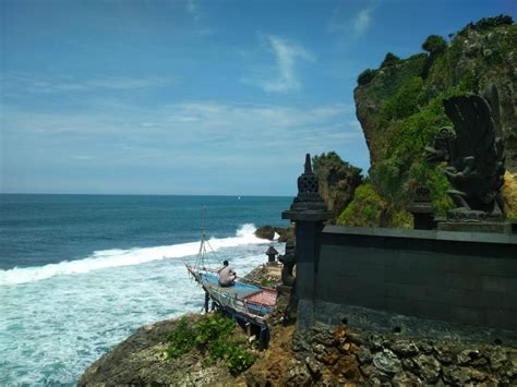 Pantai ini juga memiliki pura dan arca untuk ritual keagamaan umat hindu. Pantai Ngobaran, Surga Tersembunyi di Bumi Yogyakarta ...