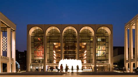 How Many Seats In The Metropolitan Opera House