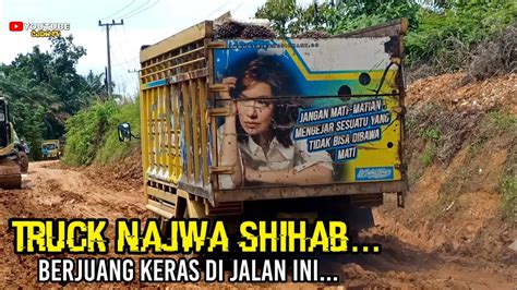Truck Gambar Najwa Shihab Truk Tangki Hino 500 Berjuang Keras Di Jalan Mentawak Youtube