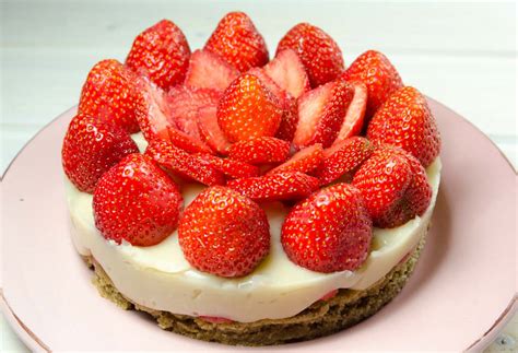 Anders verhält es sich mit den dicken knuspersteinen on top. Einfacher Erdbeer-Kuchen mit Macadamia-Vanille-Creme ...