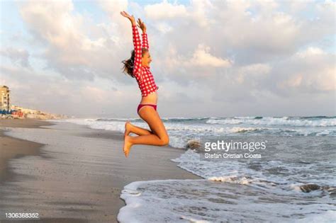 Preteen Girls At The Beach Photos Et Images De Collection Getty Images