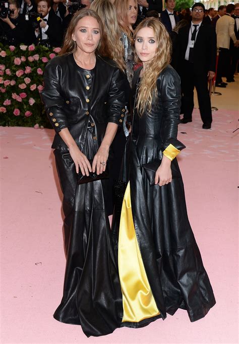 Scarlett johansson and colin jost are married! Ashley Olsen and Mary-Kate Olsen - 2019 Met Gala
