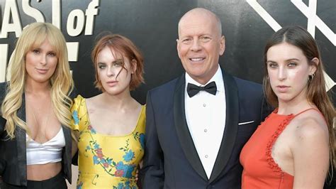 Şu anda kızlar aktif olarak öğreniyorlar. Bruce Willis Poses With His and Demi Moore's Daughters for ...