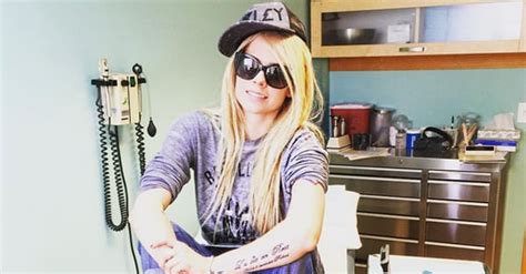 Avril Lavigne Posts About Lyme Disease September 2015 Popsugar Celebrity