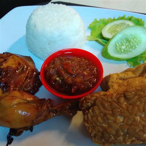 Aroma sambal dan petenya dijamin bikin lapar. 7 Restoran Sambal di Jakarta yang Enak dan Bikin Nagih