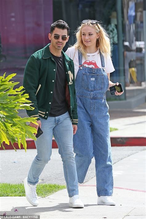 Erwarten sophie turner und joe jonas ihr erstes kind? 'Schwanger' Sophie Turner gibt den Blick von Ihrem Bauch ...