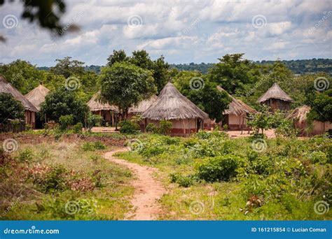 Village Africain Dans La Brousse Photo Stock Image Du Difficultés