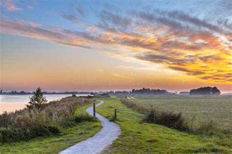 Holland Landschaft Mit Radweg Der Wicklung Stockfoto Bild Von