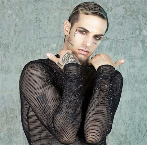 Upward away from the ground 2. Achille Lauro pronto per ritornare in tv - OA Plus