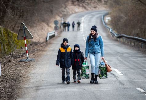 Eu Debates Granting Temporary Protection To Refugees From Ukraine Politico