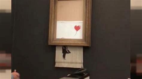 لوحة للفنان بانكسي تمزق نفسها فور بيعها في مزاد مدار الساعة
