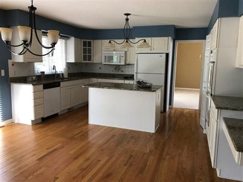 The long term durability is better with a paint suited for cabinets, in my opinion. What Paint Color Looks Good With Golden Oak Cabinets ...